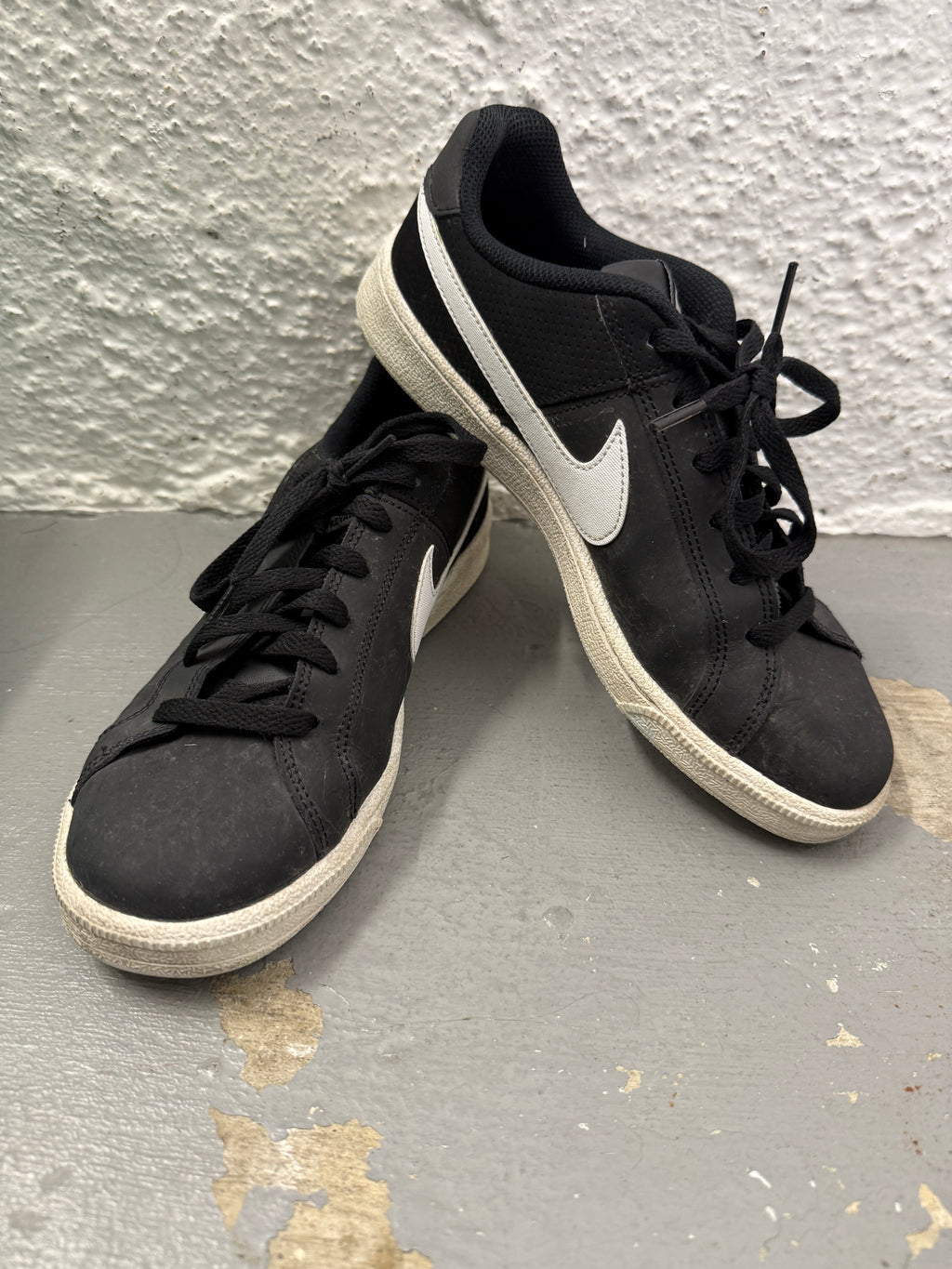 Nike Black /White Swoosh Sneakers Sz 38.5 (7.5)😀21/8