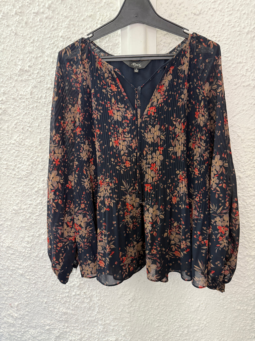 Max Black Floral Top Sz 8 😀17/4