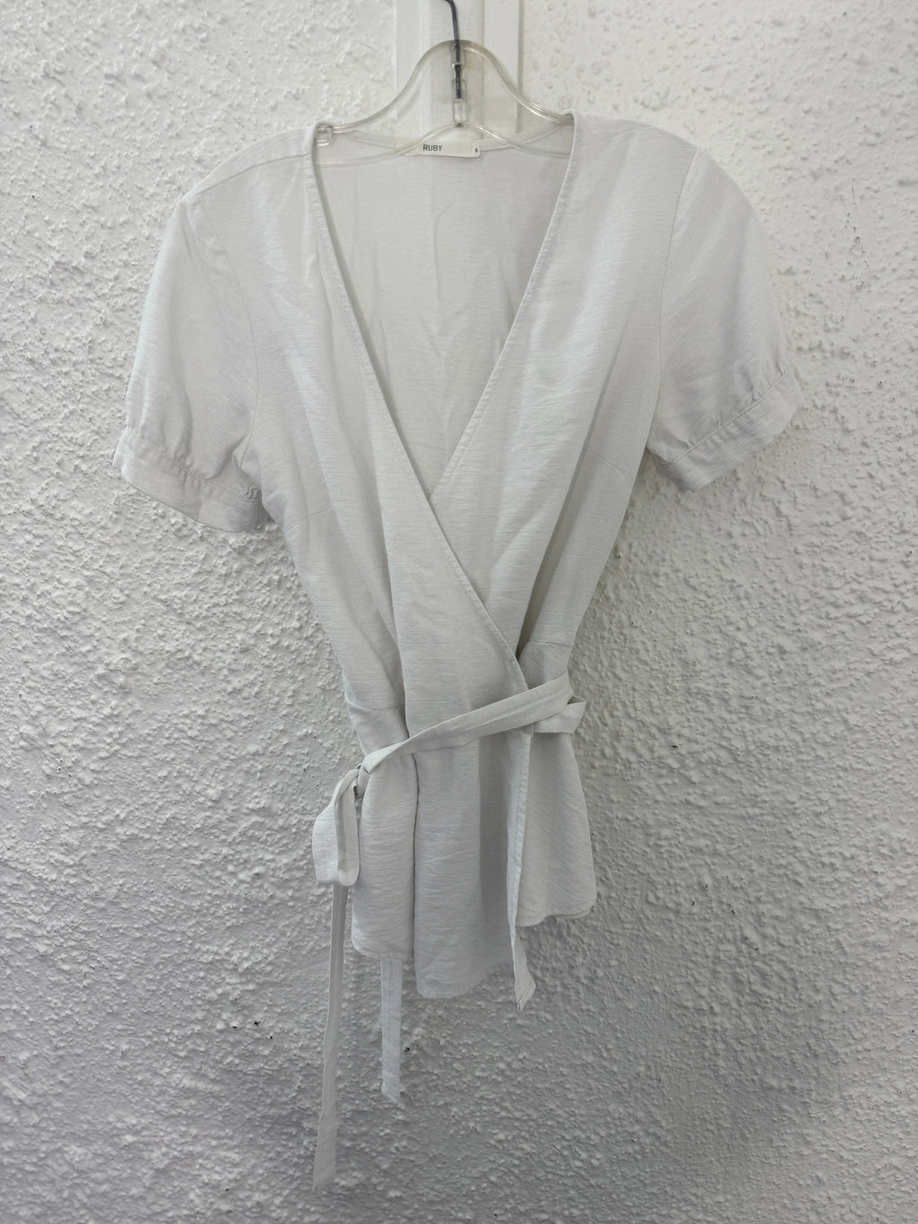 Ruby white wrap top Sz 6😀4/12