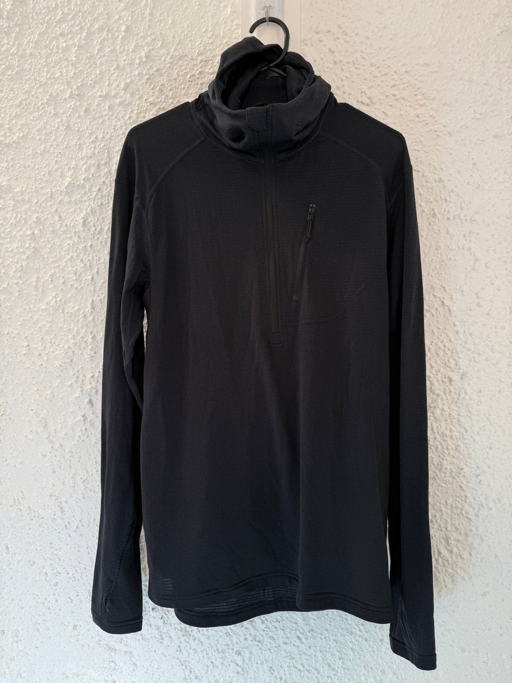 Macpac Black Polartec Hooded Top  Sz M 😀16/6
