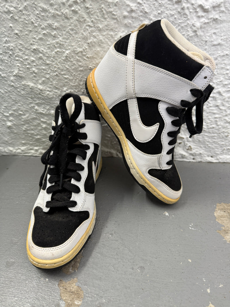 Nike Black/White Leather/Synthetic Sneakers Sz 38 (7)😀21/8
