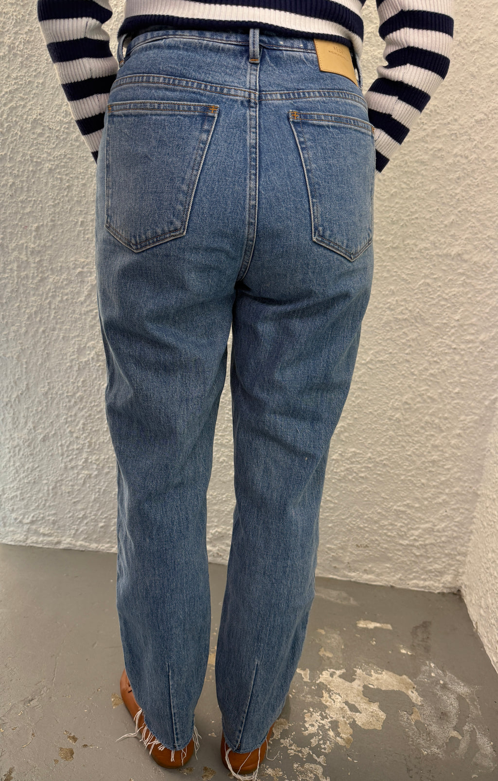 Neuw Lola Med Blue Slightly Stretchy Frayed Hems Soft Denim Jeans Sz28" 😀10/7