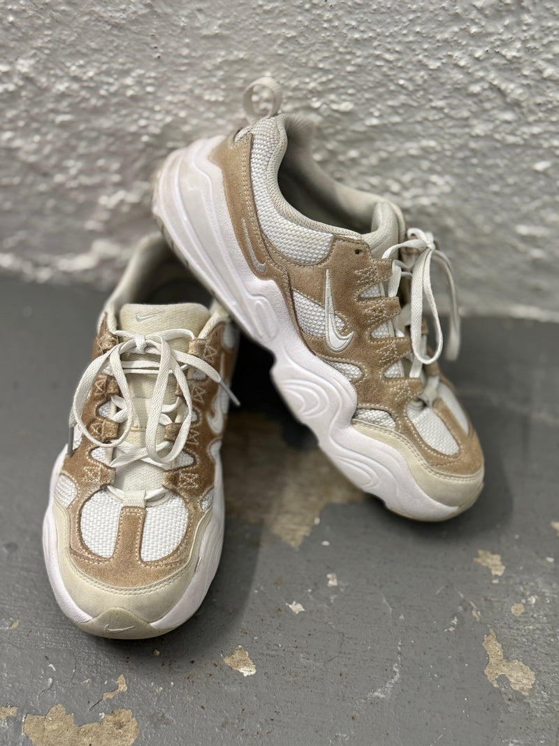 Nike White/Beige Sneakers Sz 39😀1/12