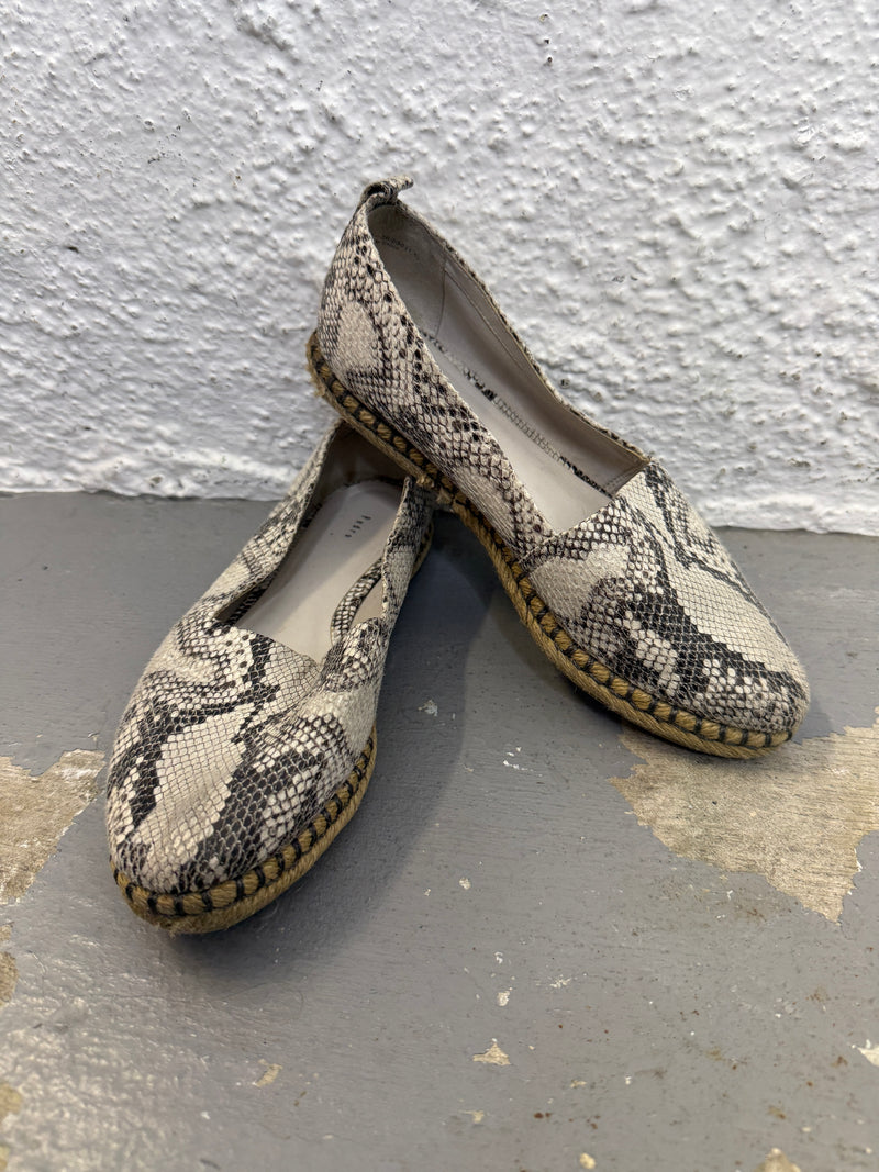 Pedro Snakeskin Print Flats Sz 36😀15/9