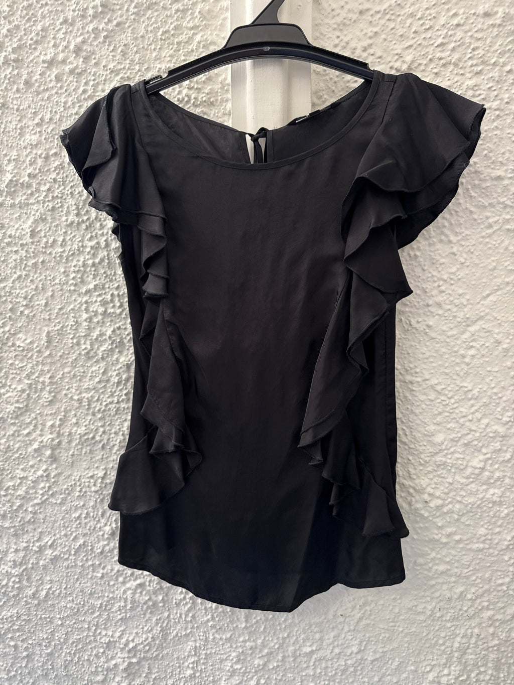 Cue Black Ruffles Top Sz 6😀19/5