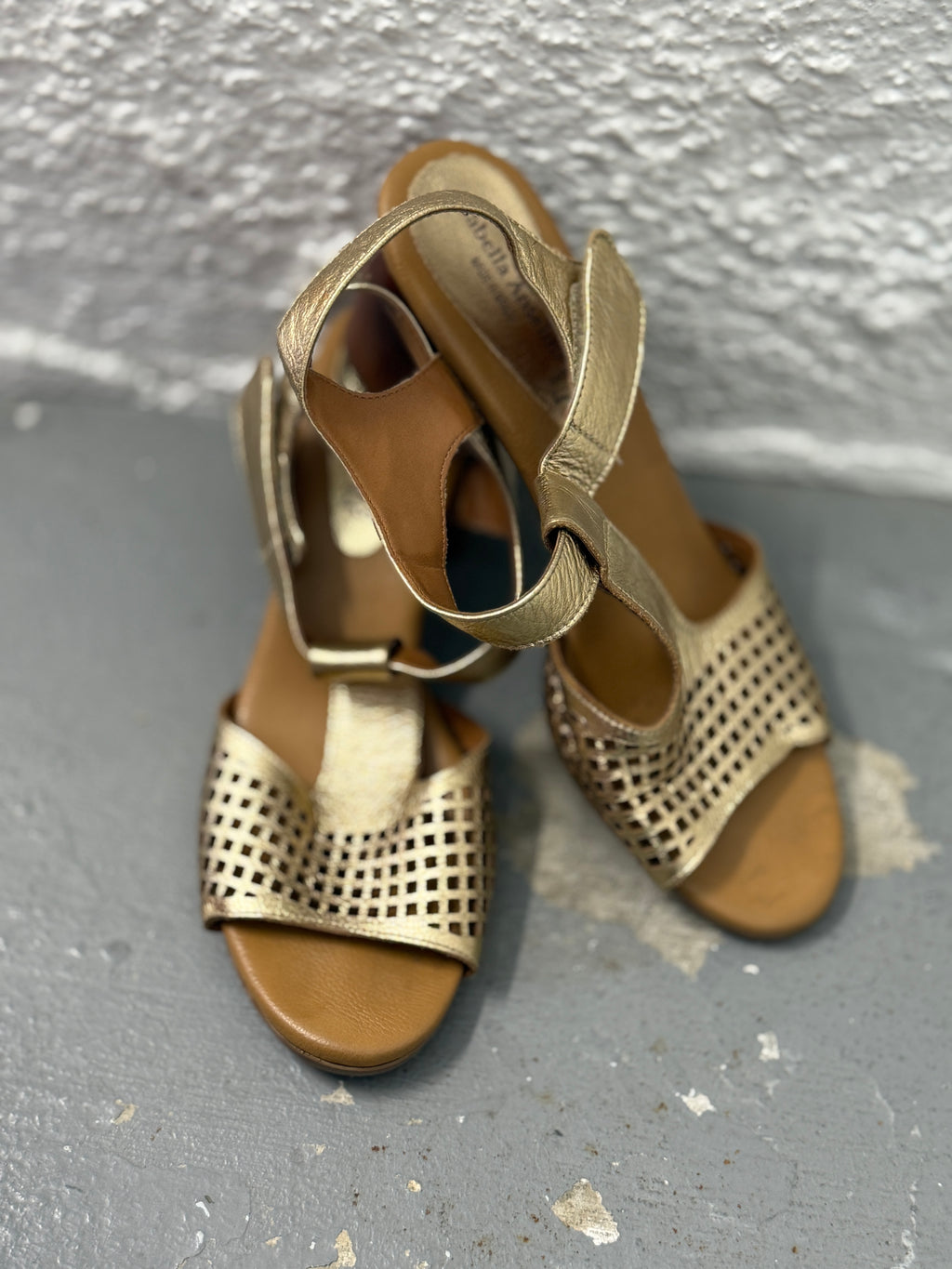 Isabella Anselmi perforated gold leather heels Sz 41😀1/12