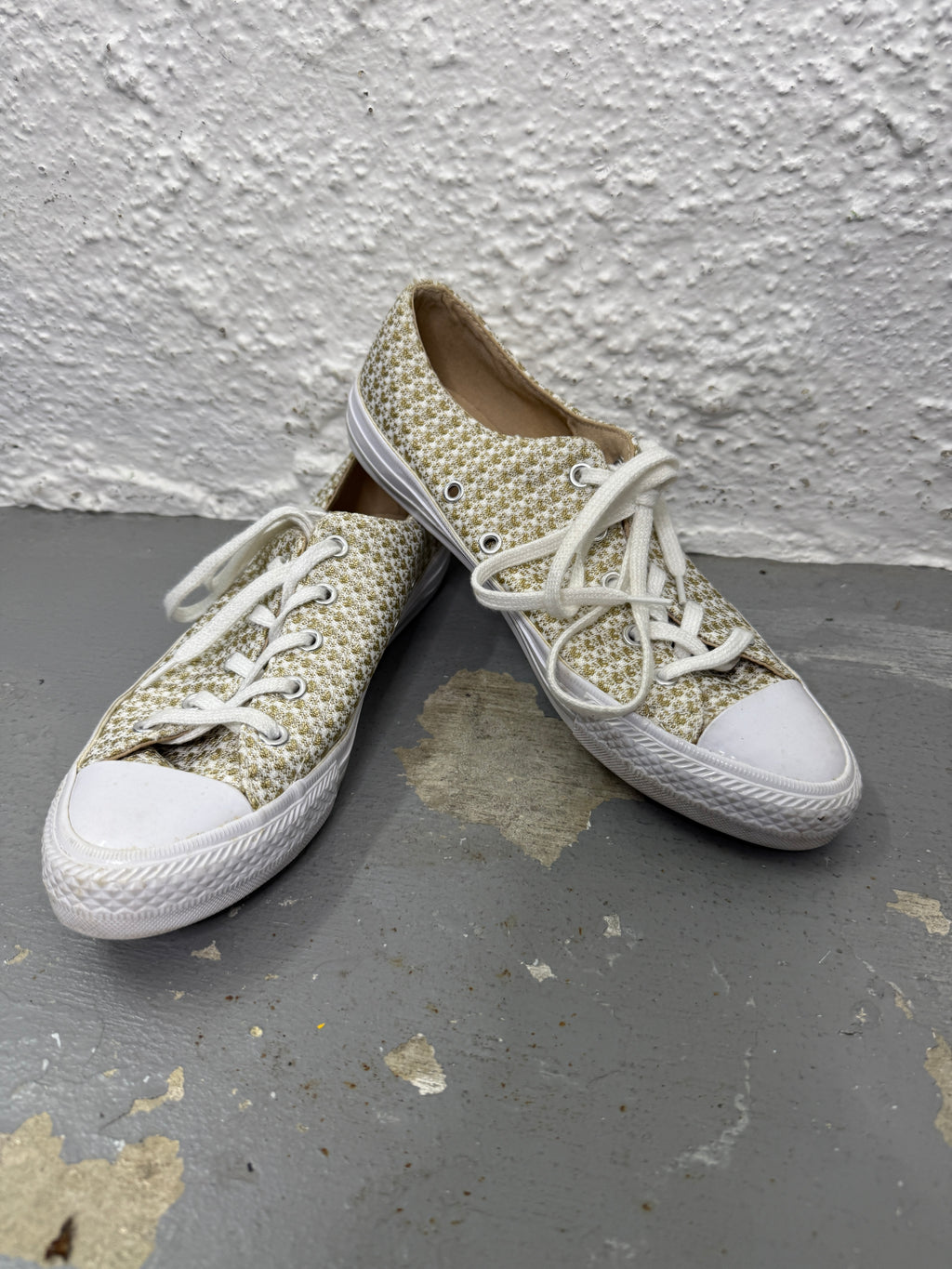 Converse Beige/White Sneakers Sz 39😀8/9