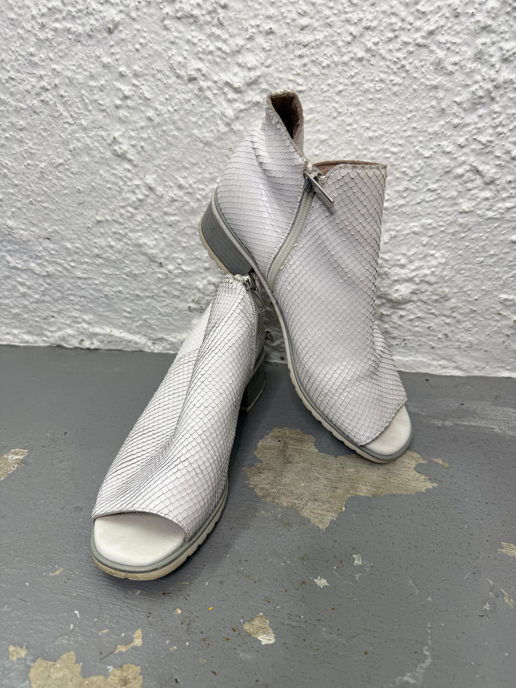 Bresley White Leather Peep Toe Ankle Boots Sz 39😀8/9
