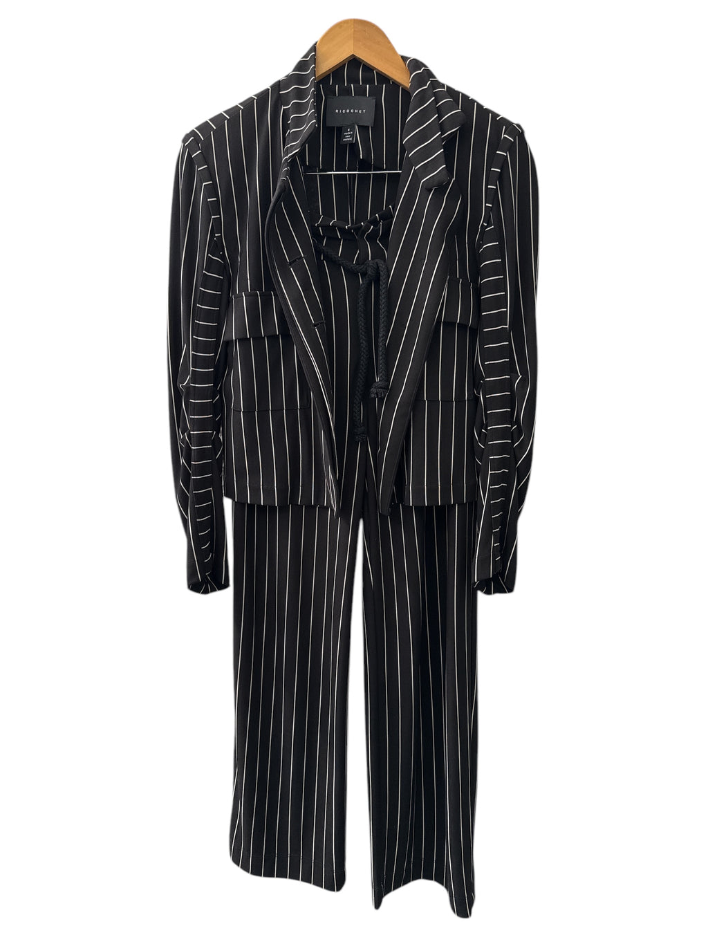 Ricochet Black/White Pinstriped Blazer & Pants Set Sz 6 🩷