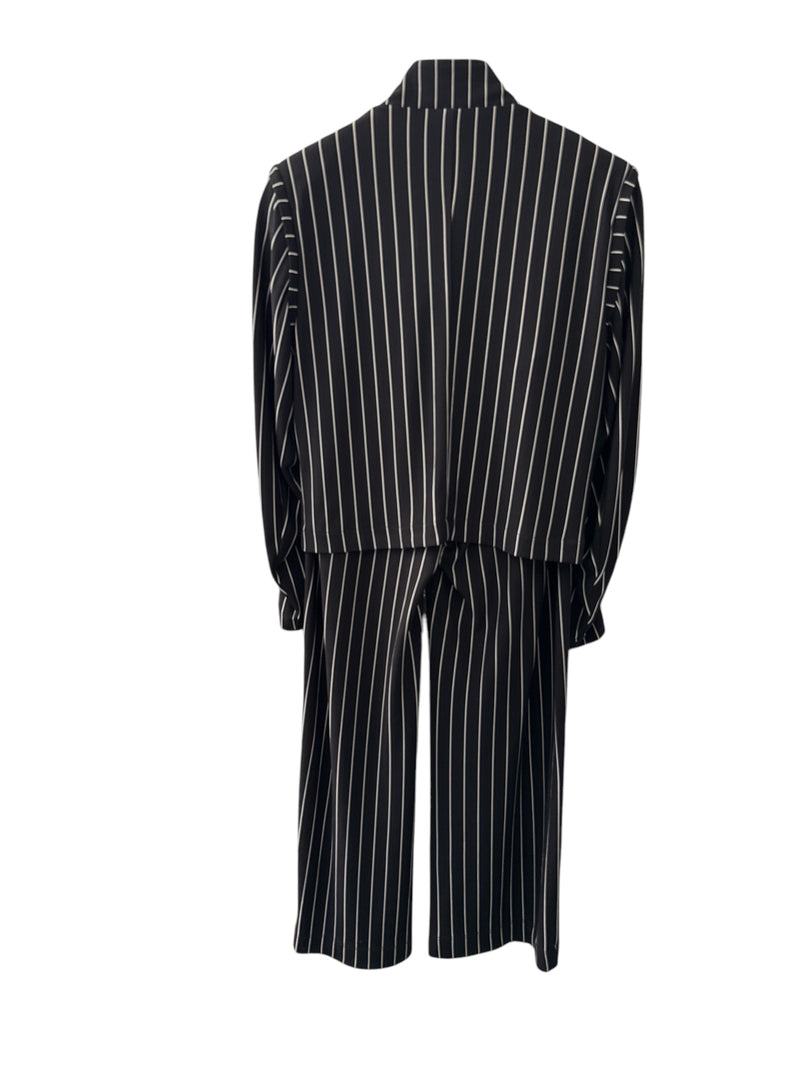 Ricochet Black/White Pinstriped Blazer & Pants Set Sz 6 🩷